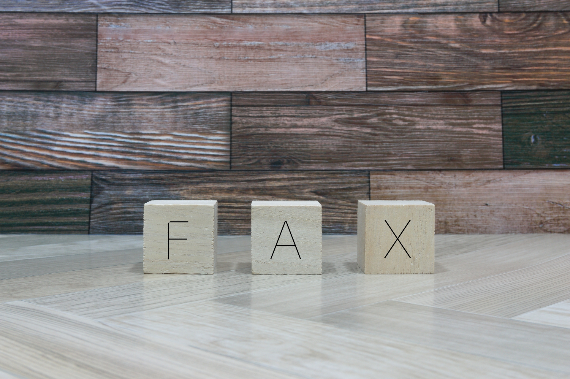 FAXの業務を手軽にしたい！と思っていませんか？eFaxなら、従来のFAX機を使わずにPC・タブレット・スマートフォンで送信ができるため手軽なだけでなく、必要な場合でのプリントアウトができコスト削減ができるので、おすすめですよ。